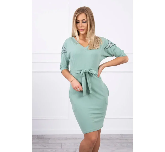 Šaty s křídly na ramenou tmavě mátové barvy