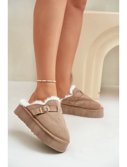Dámské pantofle na silné podrážce s kožíškem a sponou tmavě béžové model 21677937 - Boto Dámské pantofle na silné podrážce s kožíškem a sponou tmavě béžové model 21677937 - Boto
