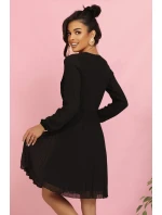 ISABELLE plisované šaty s dlouhými rukávy a výstřihem BLACK model 21215944 - numoco ISABELLE plisované šaty s dlouhými rukávy a výstřihem BLACK model 21215944 - numoco