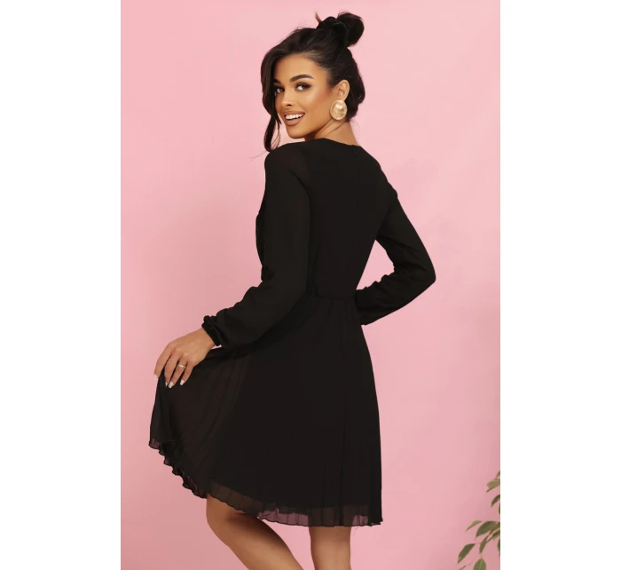 ISABELLE plisované šaty s dlouhými rukávy a výstřihem BLACK model 21215944 - numoco ISABELLE plisované šaty s dlouhými rukávy a výstřihem BLACK model 21215944 - numoco