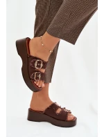 Dámské pantofle na platformě se zlatými sponami čokoládové model 21919104 - Boto