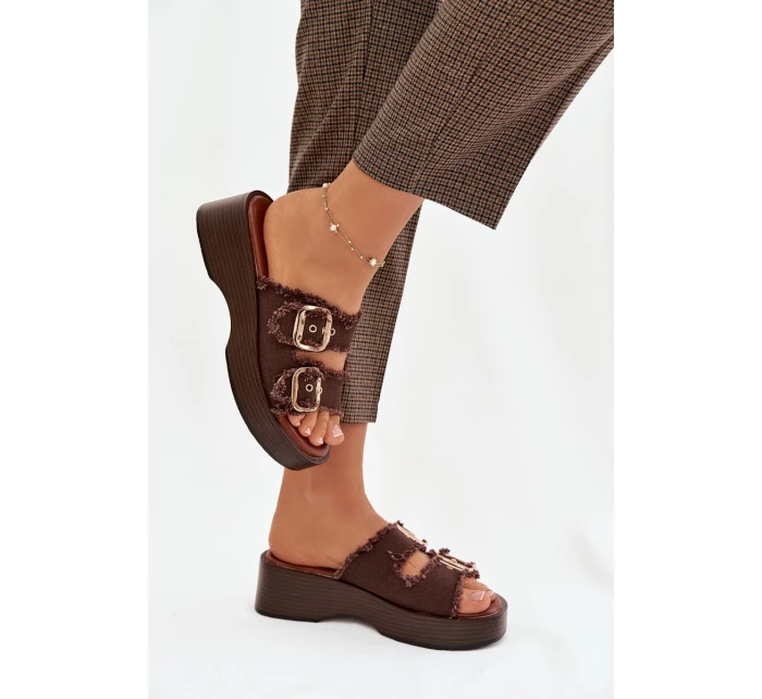 Dámské pantofle na platformě se zlatými sponami čokoládové model 21919104 - Boto