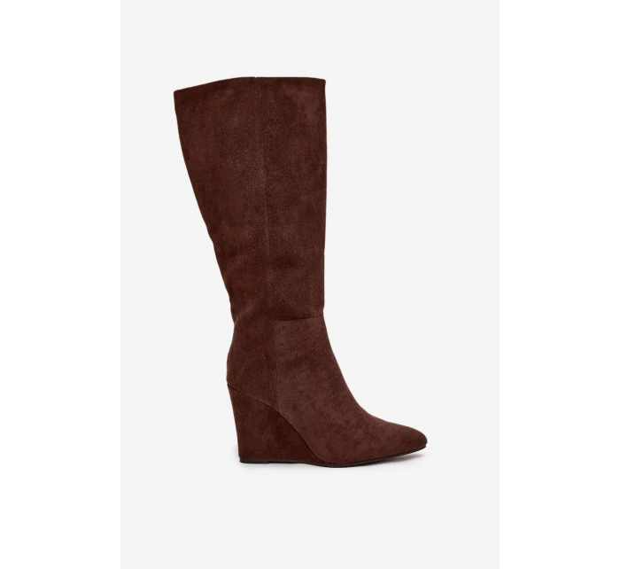 Zateplené dámské kozačky na klínu čokoládové model 21705078 - Boto Zateplené dámské kozačky na klínu čokoládové model 21705078 - Boto