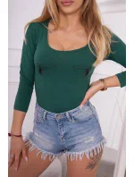 Tělová halenka s potiskem pistole zelené barvy