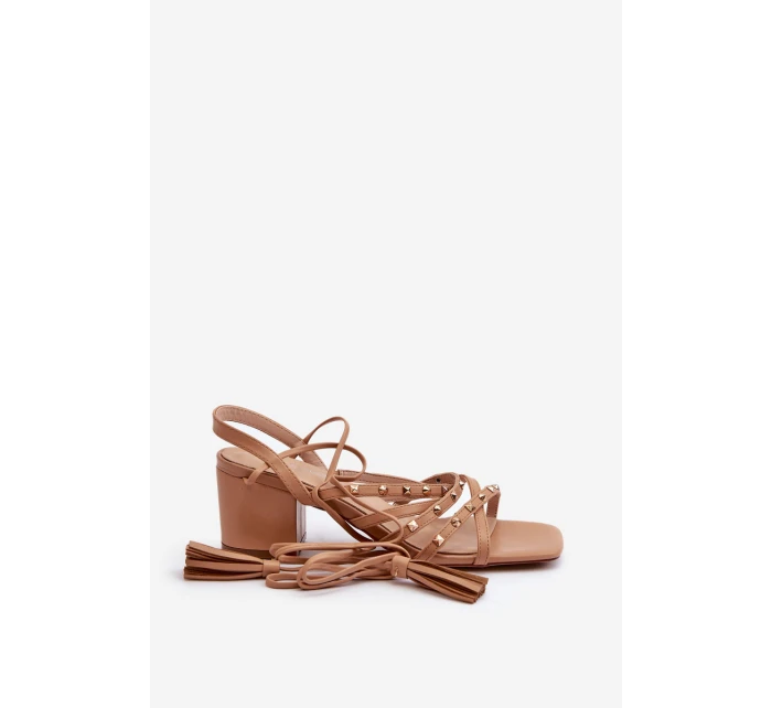 Šněrovací sandály na nízkém podpatku zdobené hřebíčky Camel Chrisele Šněrovací sandály na nízkém podpatku zdobené hřebíčky Camel Chrisele