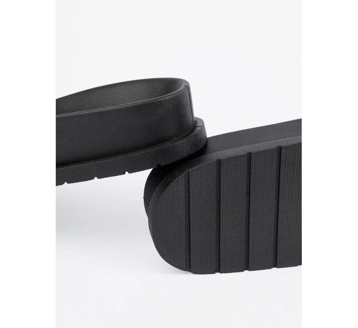 Pohodlné černé  nazouváky dámské na plochém podpatku