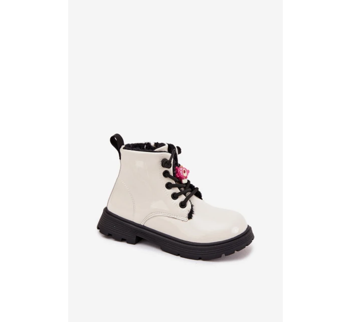 Zateplené dětské lakované botky s přívěskem „Miś“ – bílé Jovellea Zateplené dětské lakované botky s přívěskem „Miś“ – bílé Jovellea