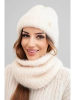 Dámský set čepice a s ozdobným ecru model 21803181 - K-Fashion Dámský set čepice a s ozdobným ecru model 21803181 - K-Fashion