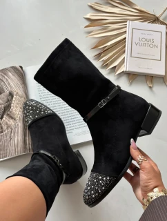 Dámské boty na nízkém podpatku se zdobením a páskem D&A – černé