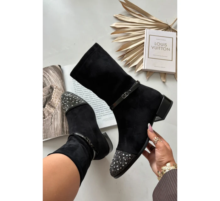 Dámské boty na nízkém podpatku se zdobením a páskem D&A – černé