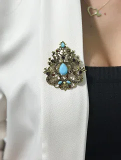 Brož model 18753887 zlato + modrá - K-Fashion