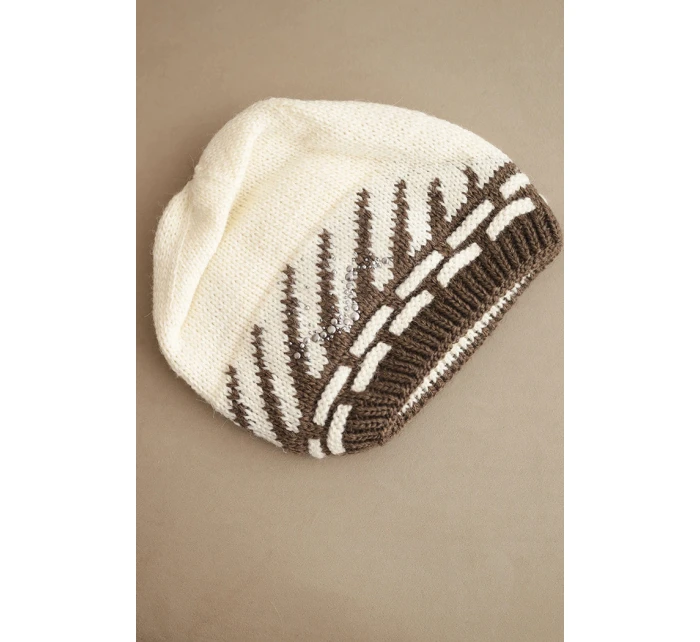 Dámská zimní čepice z vlny s geometrickým vzorem a kamínky K469 ecru
