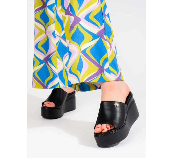 Exkluzívní černé dámské nazouváky na klínku Exkluzívní černé dámské nazouváky na klínku