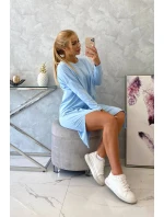 Modré šaty nadměrné velikosti