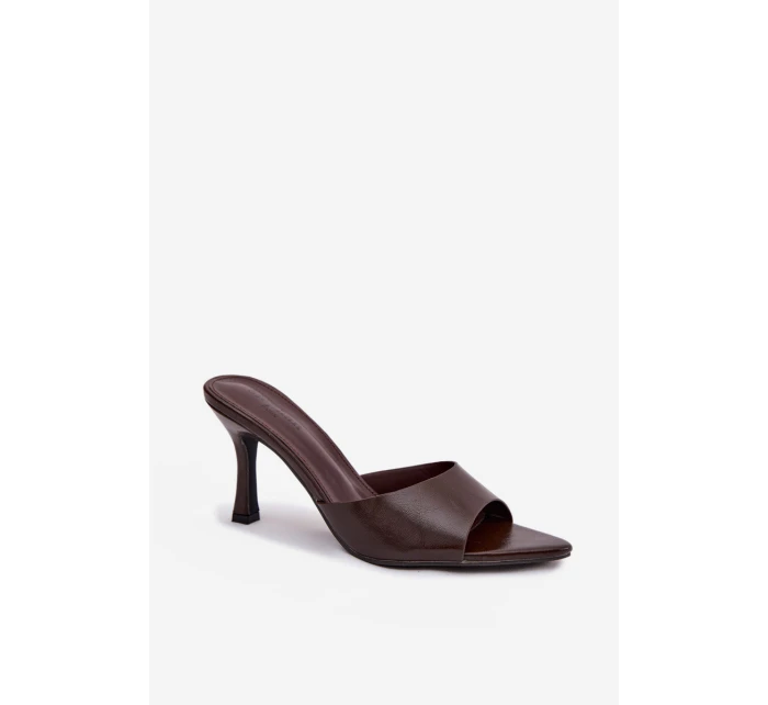 Lakované dámské nazouváky na podpatku čokoládové model 21918908 - Boto Lakované dámské nazouváky na podpatku čokoládové model 21918908 - Boto