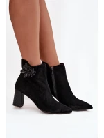 Semišové dámské boty na sloupkovém podpatku s ozdobou D&A – černé Semišové dámské boty na sloupkovém podpatku s ozdobou D&A – černé