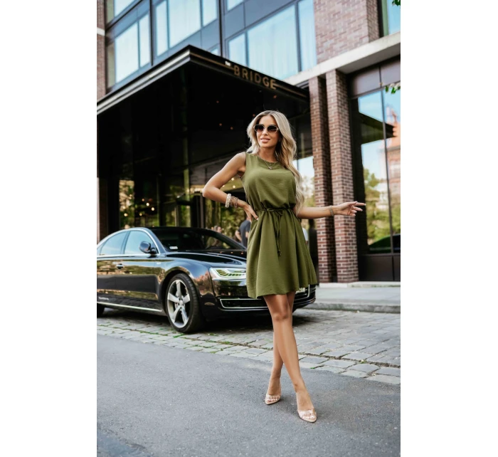 model 21335538 VICTORIA Trapézové šaty bez rukávů se zavazováním v pase khaki barva - numoco model 21335538 VICTORIA Trapézové šaty bez rukávů se zavazováním v pase khaki barva - numoco