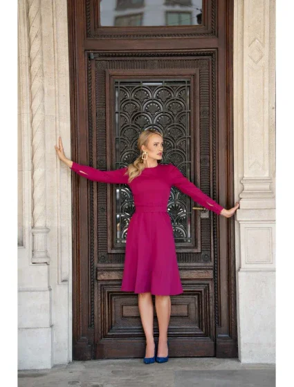 S378 Rozšířené šaty s páskem - švestka S378 Rozšířené šaty s páskem - švestka