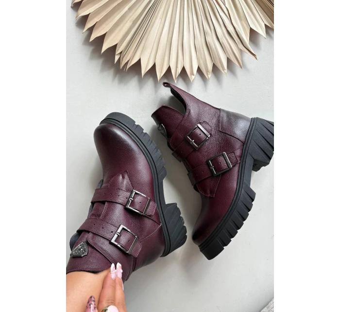 Kožené zateplené dámské boty s přezkami a ozdobným detailem model 21707581 bordó - Zazoo