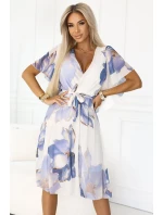 šaty s obálkovým výstřihem a rukávy modré květy na pozadí model 21149869 - numoco basic