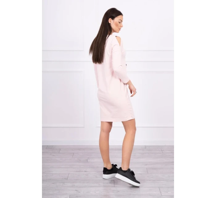 Šaty s model 18744100 a barevnou 3D mašlí pudrově růžové - K-Fashion Šaty s model 18744100 a barevnou 3D mašlí pudrově růžové - K-Fashion