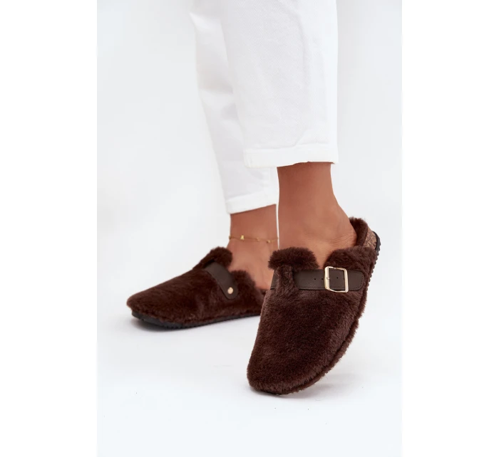 Kožešinové dámské pantofle na platformě s páskem a sponou hnědé model 21709369 - Boto Kožešinové dámské pantofle na platformě s páskem a sponou hnědé model 21709369 - Boto