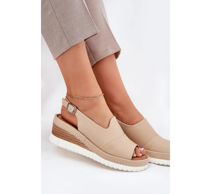 Dámské kožené sandály na klínu model 21696009 béžové - Artiker