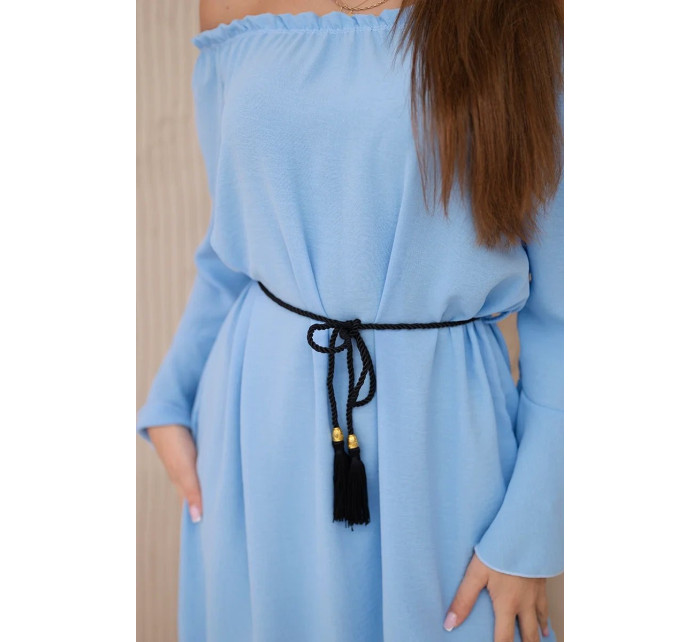 Šaty svázané v pase šňůrkou modré barvy