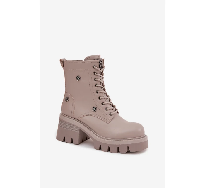 Dámské kožené workery na podpatku s ozdobnými připínáčky Artiker – béžové Dámské kožené workery na podpatku s ozdobnými připínáčky Artiker – béžové