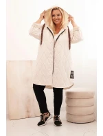 Dámská bunda Plus Size prošívaná s kapucí a nápisem model 21229239 světlé béžové - K-Fashion Dámská bunda Plus Size prošívaná s kapucí a nápisem model 21229239 světlé béžové - K-Fashion