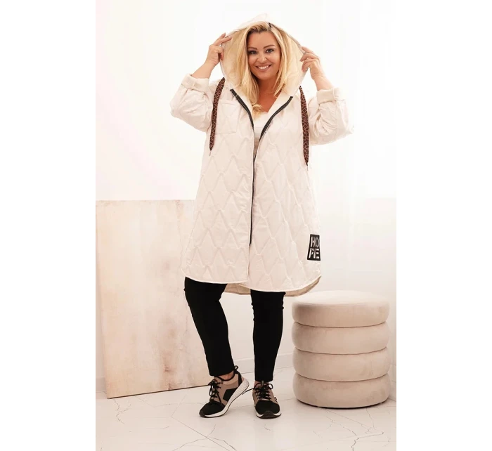 Dámská bunda Plus Size prošívaná s kapucí a nápisem model 21229239 světlé béžové - K-Fashion Dámská bunda Plus Size prošívaná s kapucí a nápisem model 21229239 světlé béžové - K-Fashion