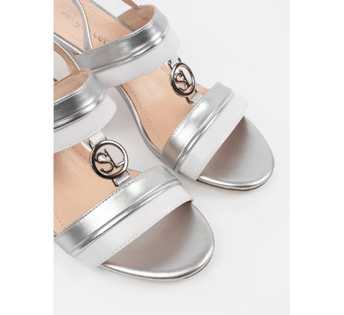 Zajímavé dámské stříbrné  sandály na širokém podpatku