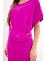 Dámské šaty s krátkým rukávem a kabelkou na řetízku tmavě fialová