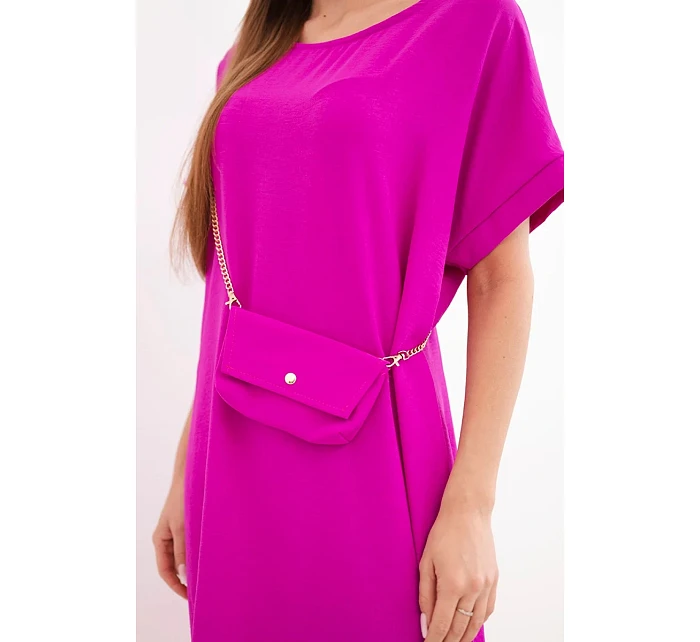 Dámské šaty s krátkým rukávem a kabelkou na řetízku tmavě fialová