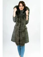 Prošívaná dámská zimní bunda v khaki barvě s kapucí (aura) Prošívaná dámská zimní bunda v khaki barvě s kapucí (aura)
