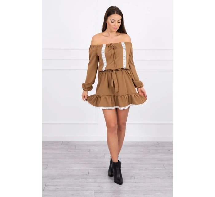 Šaty s otevřenými rameny a krajkou camel