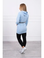 Šaty zdobené modrou stuhou Šaty zdobené modrou stuhou