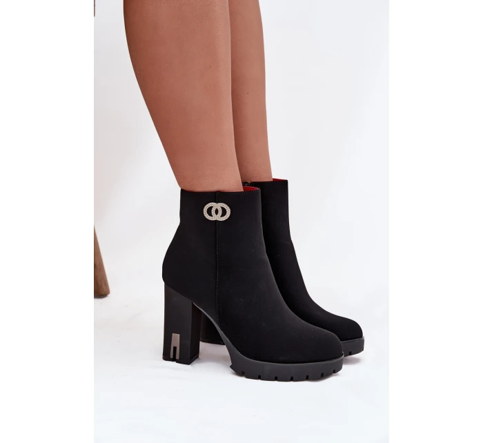 Zateplené dámské kotníkové boty na podpatku s ozdobným detailem černé Vessara
