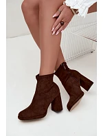 Dámské kotníkové boty z eko semiše na podpatku hnědé model 22348893 - Boto Dámské kotníkové boty z eko semiše na podpatku hnědé model 22348893 - Boto