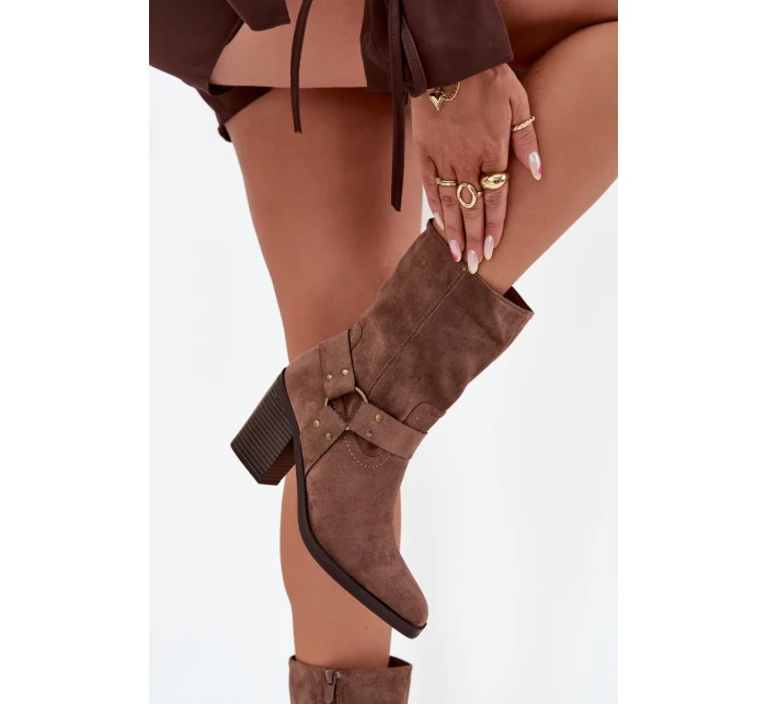 Dámské boty zateplené na podpatku s pásky a ozdobným detailem hnědé Neria Dámské boty zateplené na podpatku s pásky a ozdobným detailem hnědé Neria