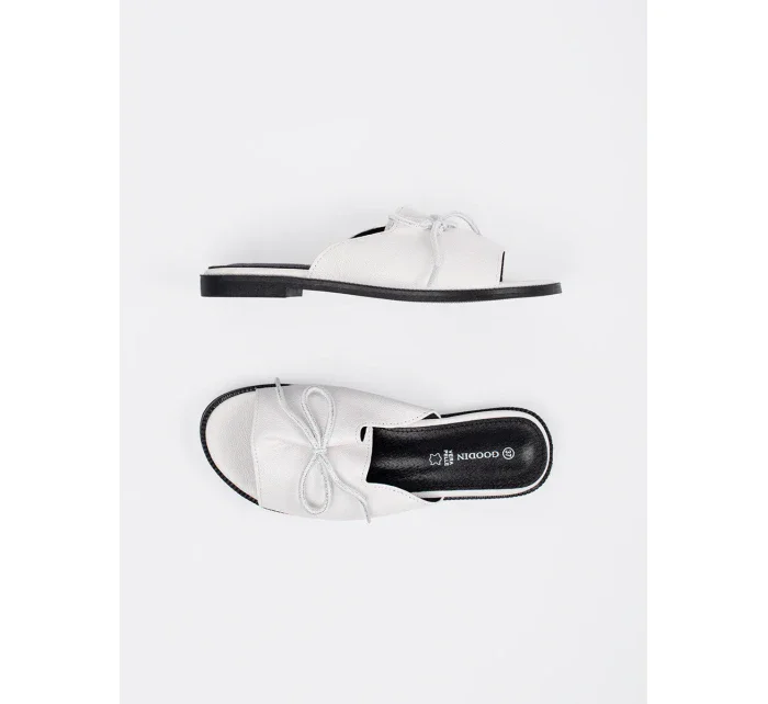 Stylové dámské nazouváky bílé na plochém podpatku Stylové dámské nazouváky bílé na plochém podpatku