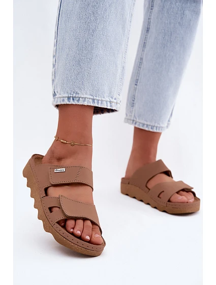 Kožené dámské pantofle s přezkami model 22200749 Hnědé - Inblu