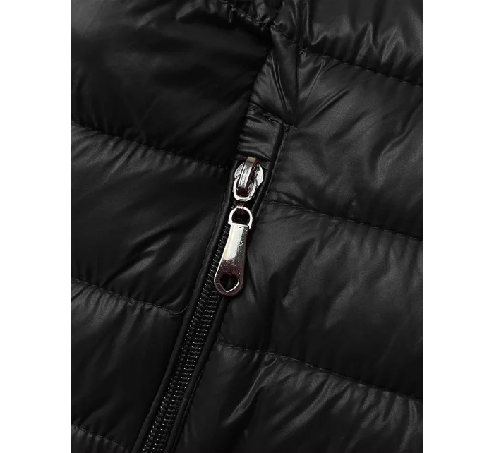 Černá prošívaná vesta s odepínací kapucí model 20828079 - J.STYLE Černá prošívaná vesta s odepínací kapucí model 20828079 - J.STYLE