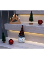 DEKORATIVNÍ SNĚHULÁK 20CM S ČERVENOČERNOU KOSTKOVANOU ČEPICÍ DEKORATIVNÍ SNĚHULÁK 20CM S ČERVENOČERNOU KOSTKOVANOU ČEPICÍ