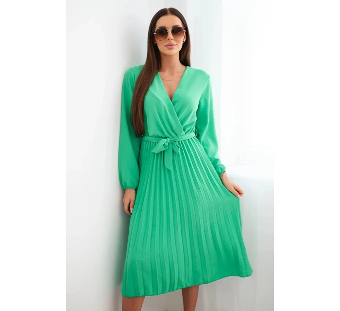 Šaty s vázáním a plisovanou sukní jasně zelená