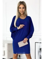 Dámské netopýří šaty v chrpové barvě s brokátem a s výstřihem model 19336361 - numoco