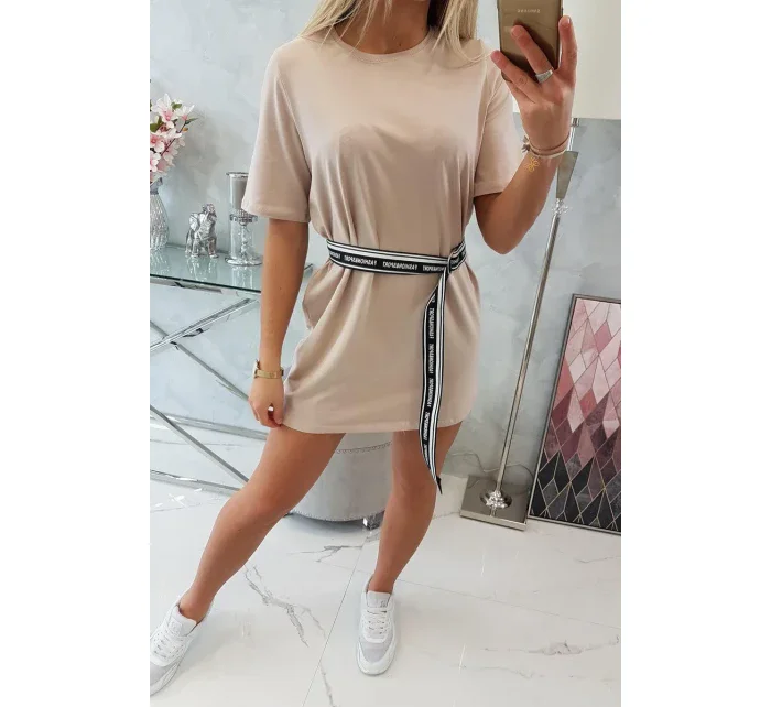 Šaty s ozdobným páskem béžové