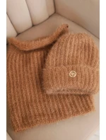 Dámský set čepice a zimního šály huňatý s ozdobným emblémem camelový Dámský set čepice a zimního šály huňatý s ozdobným emblémem camelový