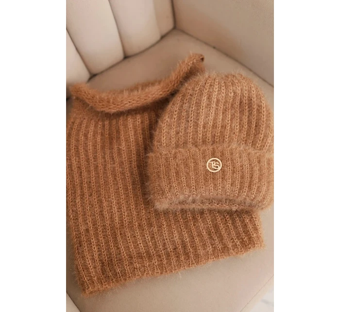 Dámský set čepice a zimního šály huňatý s ozdobným emblémem camelový Dámský set čepice a zimního šály huňatý s ozdobným emblémem camelový