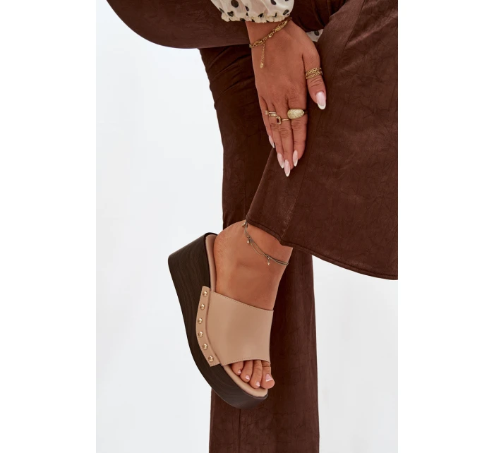 Dámské nazouváky na platformě se zlatými cvoky Béžové Arionne